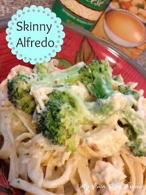 This Skinny Alfredo with Chicken and Broccoli recipe is so good no one would ever guess that it's a lighter version of the family favorite. It's quick, it's easy, and it has broccoli that you'll actually want to eat! {Bonus} www.Embellishmints.com