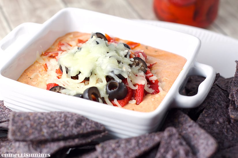 Pizza Dip Recipe - Perfect game day recipes for your Homegating party! www.Embellishmints.com