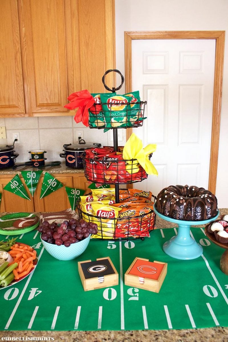 Chicago Bears vs Green Bay Packers is a huge rivalry and I've put together party ideas with NFL Homegating to help you throw the best party! Find out how on www.Embellishmints.com