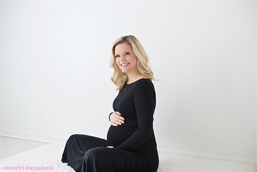 TIMELESS MATERNITY PHOTOS. Looking for truly timeless maternity photos that will stand the test of time? Show your photographer these photos and you will love the results! www.Embellishmints.com