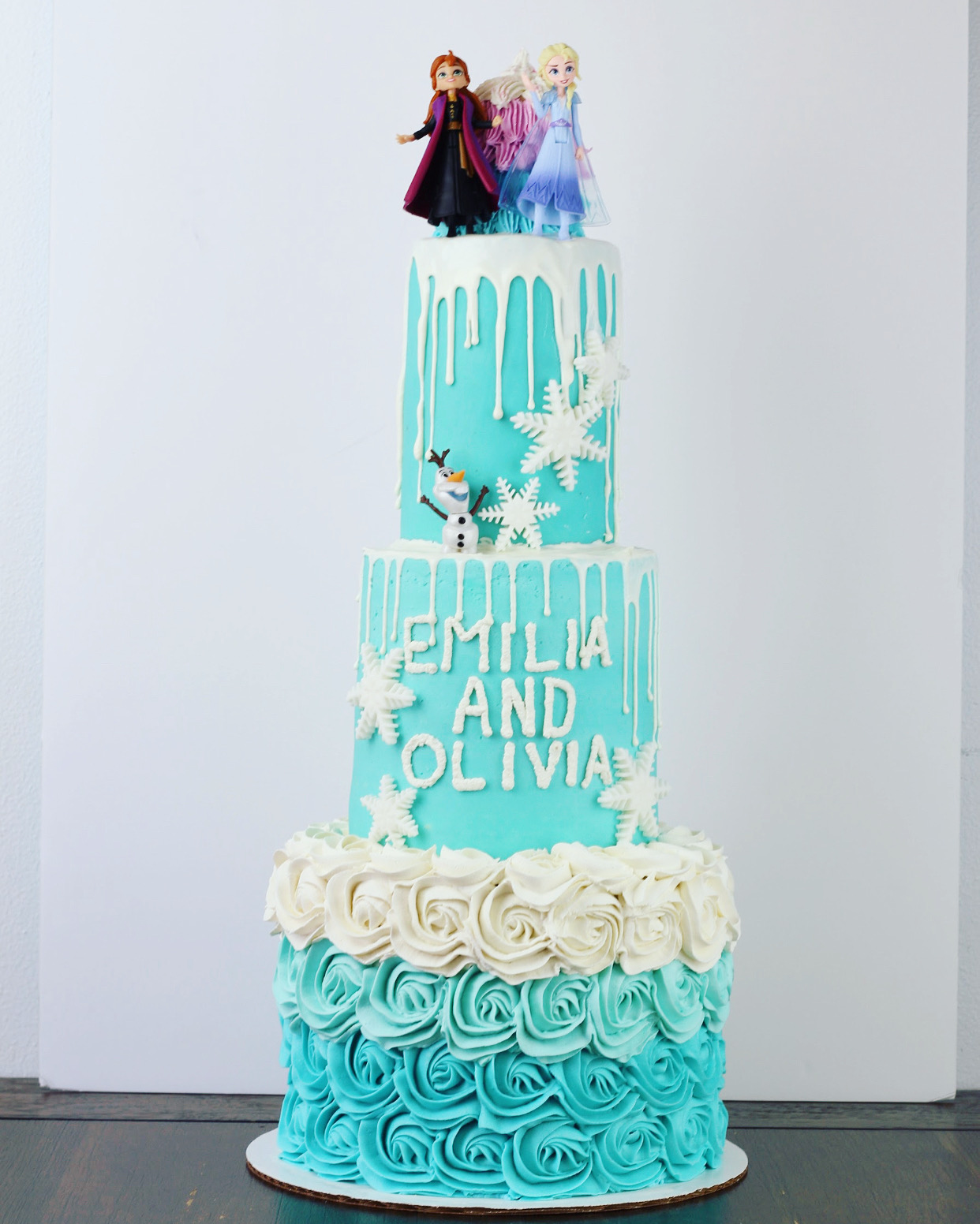 Learn how I made this Disney's Frozen theme cake. I'm sharing the exact schedule I use to decorate a birthday cake for my kids. Learn how to decorate a birthday cake of your kids dreams.