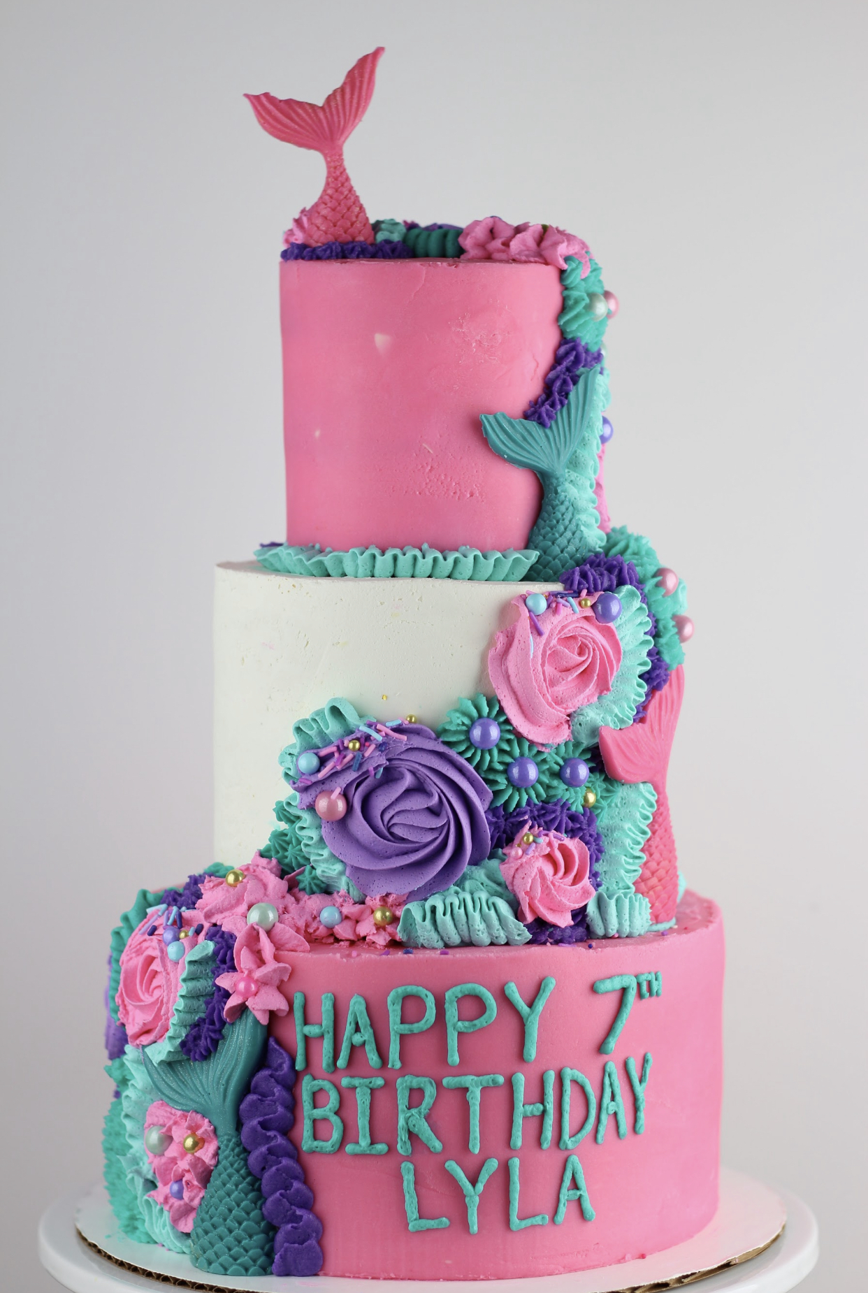 Learn how I made this Mermaid themed cake. I'm sharing the exact schedule I use to decorate a birthday cake for my kids. Learn how to decorate a birthday cake of your kids dreams.