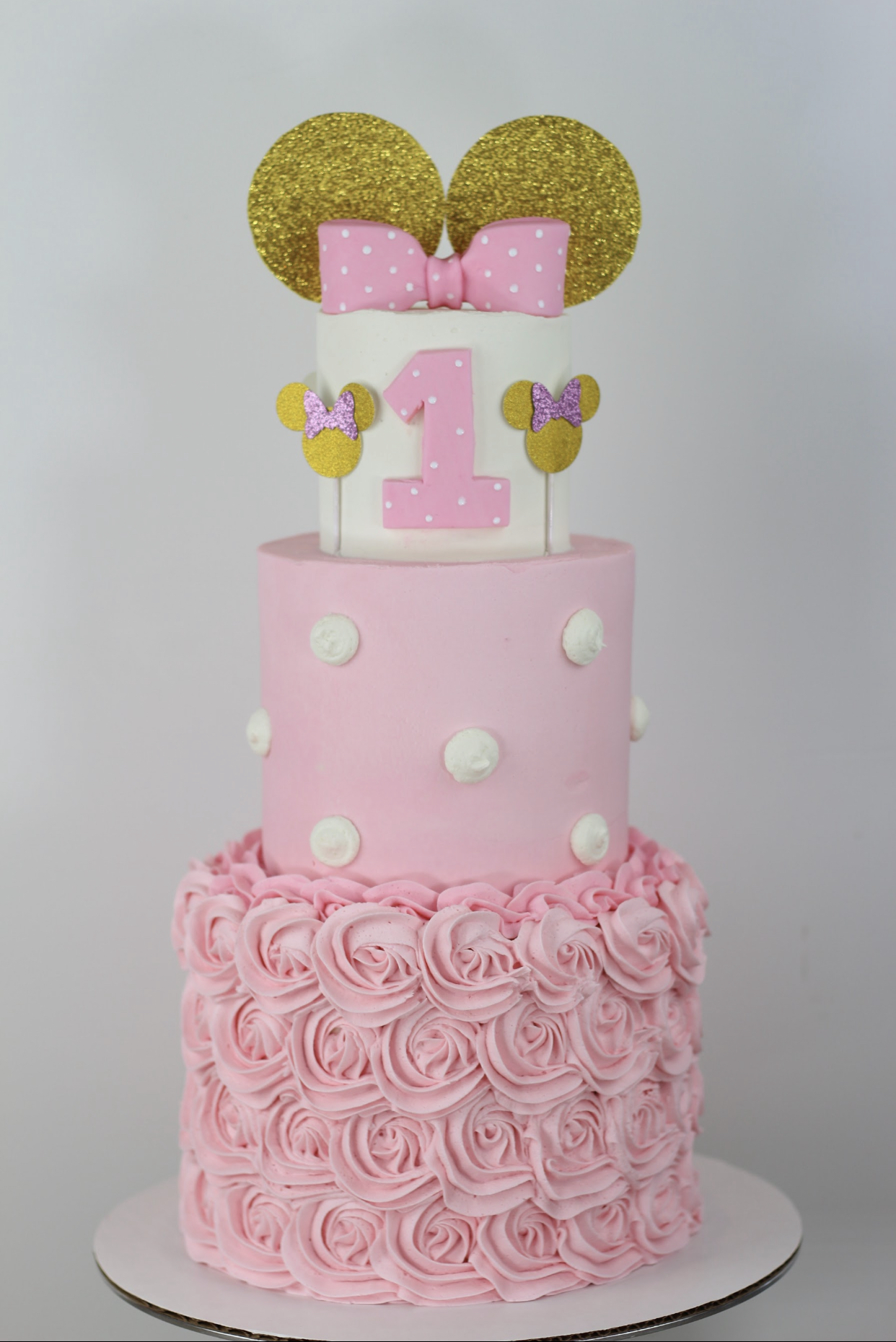 Learn how I made this Minnie Mouse Cake. I'm sharing the exact schedule I use to decorate a birthday cake for my kids. Learn how to decorate a birthday cake of your kids dreams.